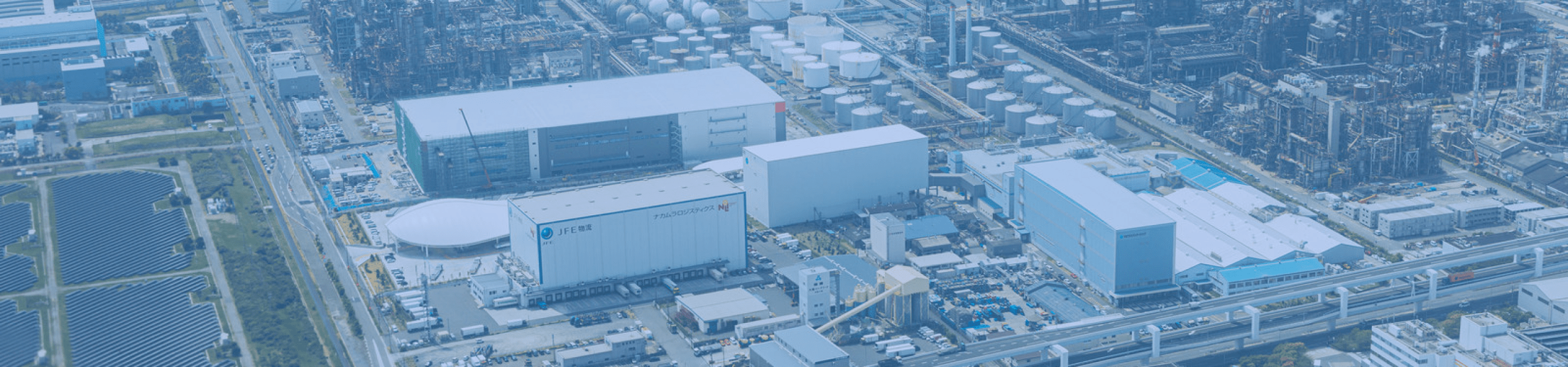 工業地区を上空から眺めた写真